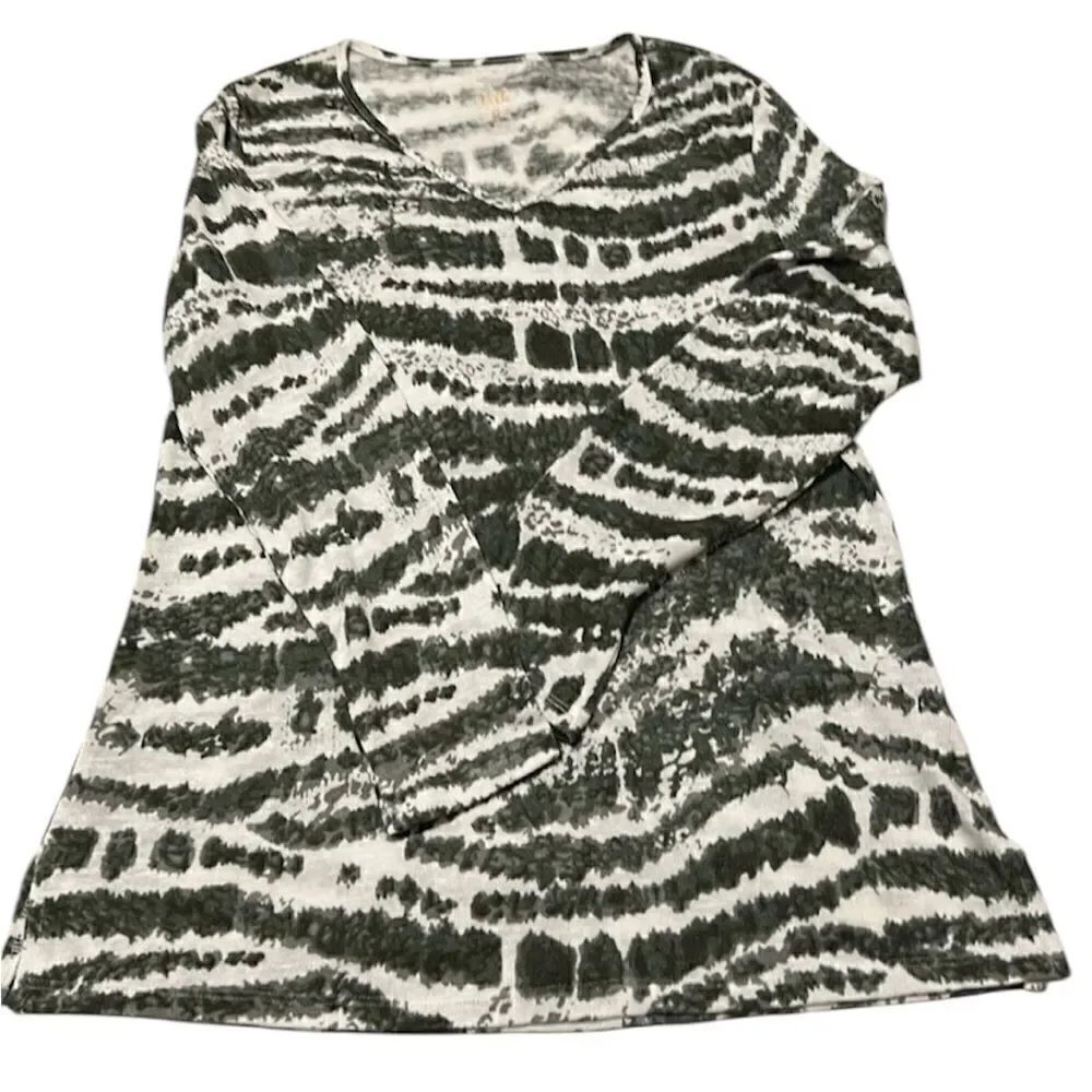 NWOT Belle by Kim Gravel LS V neck super soft lightweight green print T-shirt